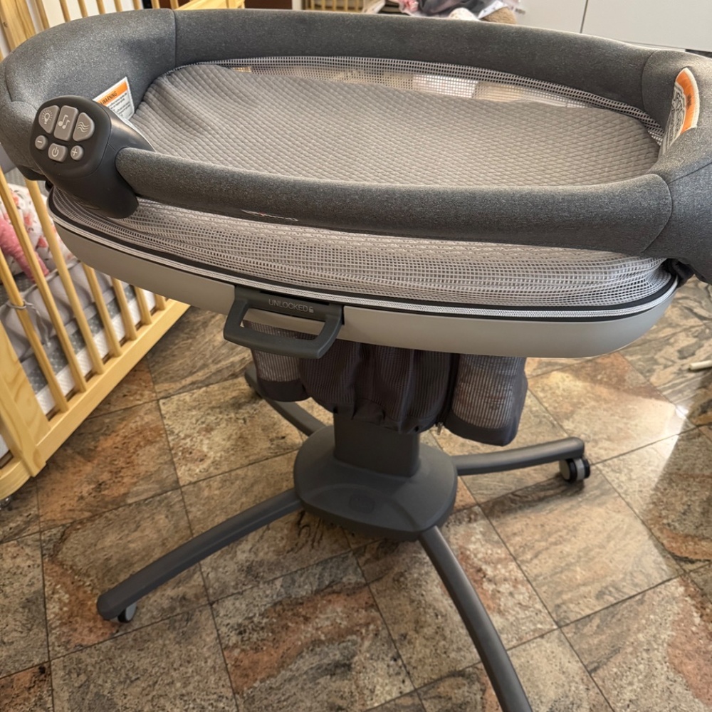 Chicco Close to You 3-in-1 Bedside Bassinet Grey - Picture 4 of 7